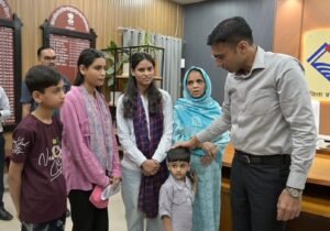 जिला प्रशासन जरूरतमंद एवं असहाय नागरिकों की सहायता के लिए प्रतिबद्ध है तथा ऐसे प्रकरणों में प्राथमिकता के आधार पर राहत प्रदान की जाएगी : डीएम